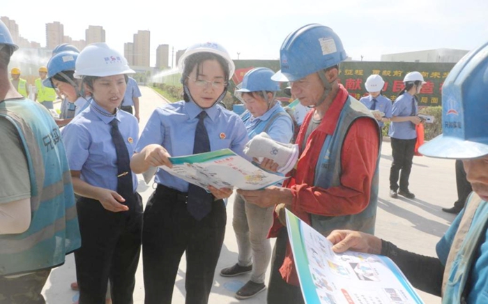 渭南市人民檢察院與澄城縣人民檢察院部分檢察干警走進筑工地，開展“穩就業 治欠薪”普法宣傳活動。