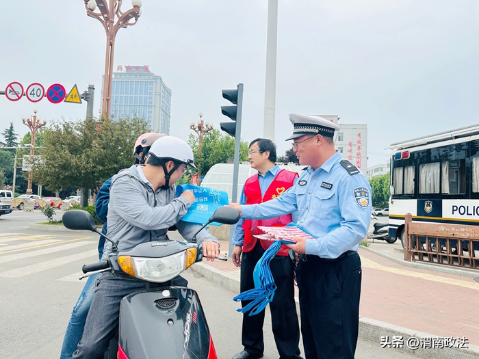 韓城公安交警開展文明交通勸導主題活動.