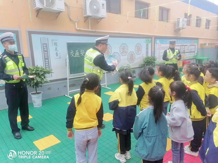 華州公安交警柳枝中隊在六一兒童節來臨前走進轄區藍天幼兒園開展交通安全宣傳活動。