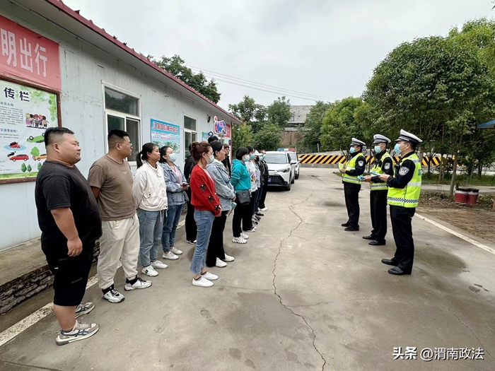 富平交警城區執勤一中隊組織民輔警走進轄區紅旗駕校開展“一盔一帶”主題交通安全宣傳活動.