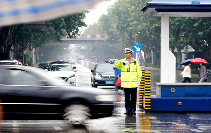 市公安局交警支隊臨渭大隊迅速行動，確保雨天道路交通安全暢通。