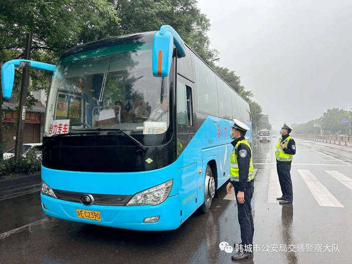 韓城交警全力保障轄區道路安全暢通。