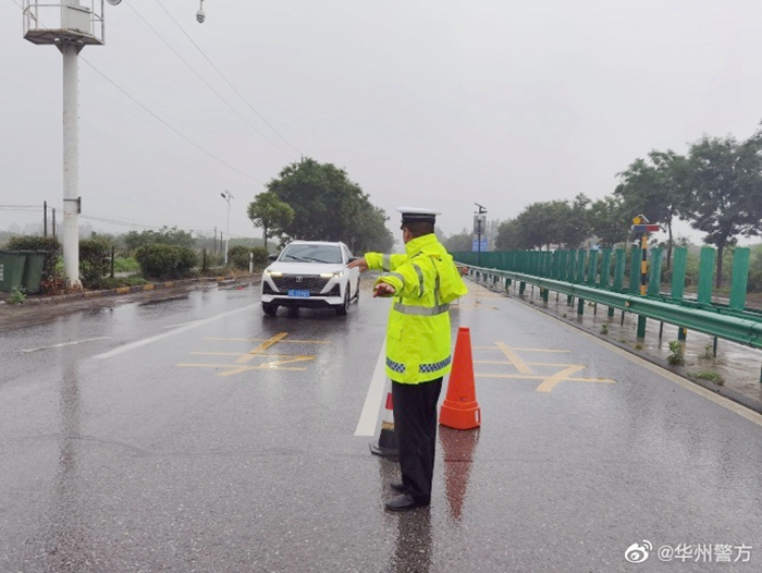華州公安交警全力上路，加強各個重點路段的巡邏管控.