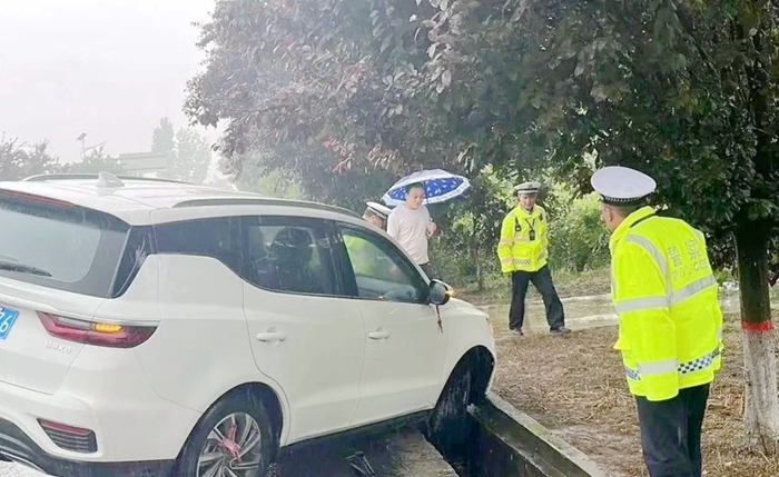 蒲城交警成功施救被困車輛。