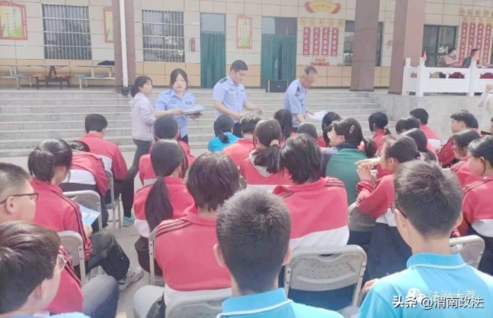 大荔縣司法局安仁司法所與兩宜司法所一同走進(jìn)步昌中學(xué)開(kāi)展法治宣傳進(jìn)校園主題系列活動(dòng)。