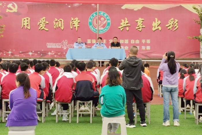 華州公安走進(jìn)瓜坡鎮(zhèn)初級(jí)中學(xué)開(kāi)展法治宣傳教育。