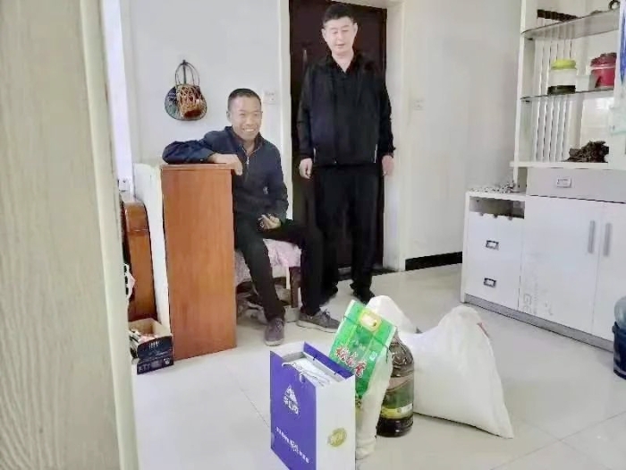 白水縣公安局對(duì)包聯(lián)村開(kāi)展走訪慰問(wèn)活動(dòng)。
