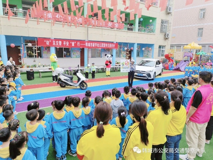 韓城交警走進(jìn)轄區(qū)幼兒園開(kāi)展交通安全宣傳。