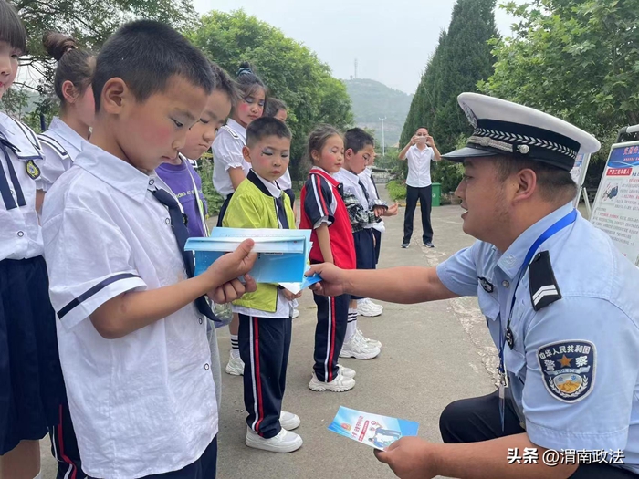 韓城公安交警開展“六一”兒童節進校園送安全活動。