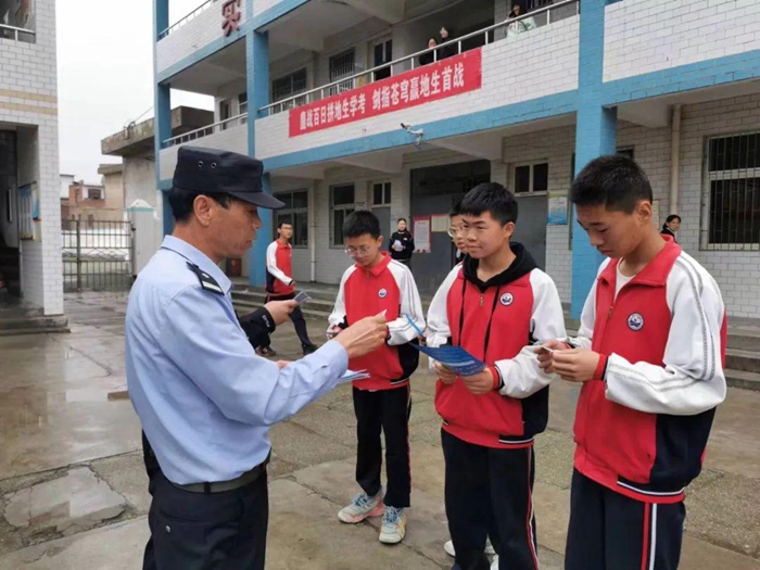 潼關縣公安局城關派出所民警分別走進潼關中學、第二初級中學和文川學校開展“法治護航 伴你成長”為主題的教育活動。