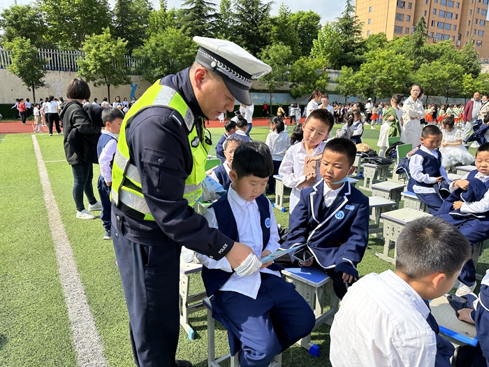 白水公安交警攜手白水小學平安過“六一”。