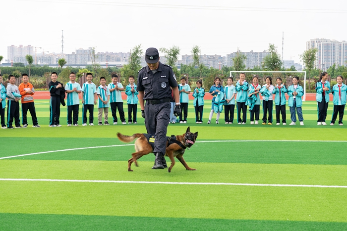 5月30日下午，澄城縣公安局巡特警大隊走進澄城縣城關第六小學開展“巡特警平安伴’童’行警校共建”主題活動。