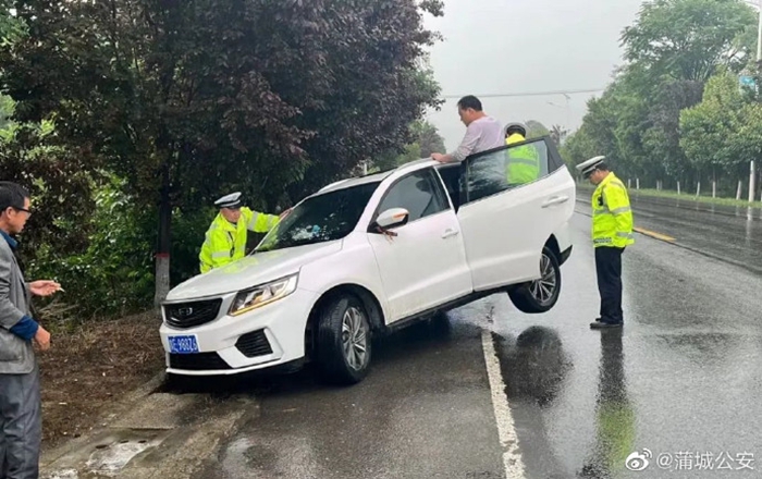 雨天車輛陷水溝，交警施助獲好評。