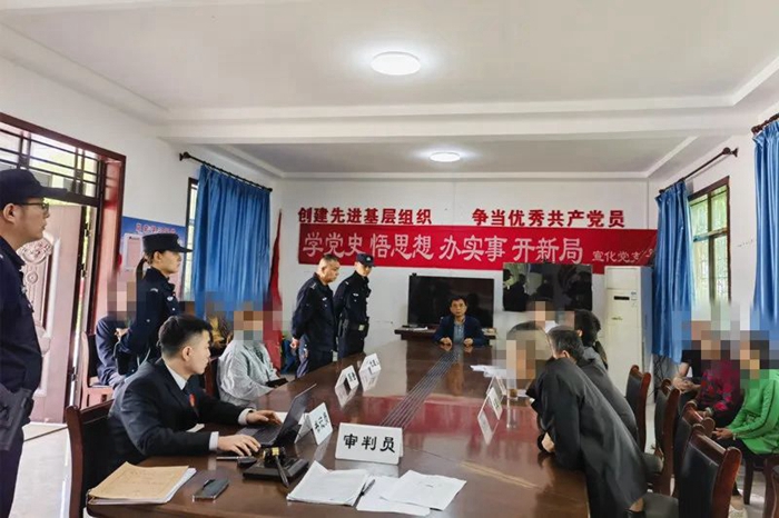 近日，蒲城法院興鎮法庭前往該轄區一村委會巡回審理一起排除妨害糾紛案件。