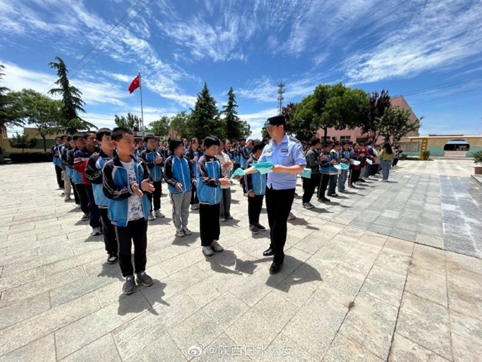 6月1日，白水公安北塬派出所民輔警來到鎮中校園，為全體師生講了一節生動的法治課。