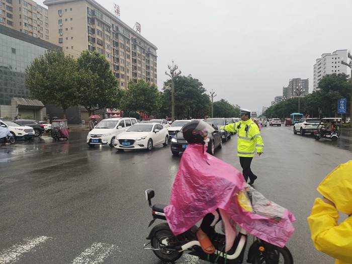 6月2日，大荔公安交警積極采取有效措施，全力做好降雨天氣道路交通安保工作。