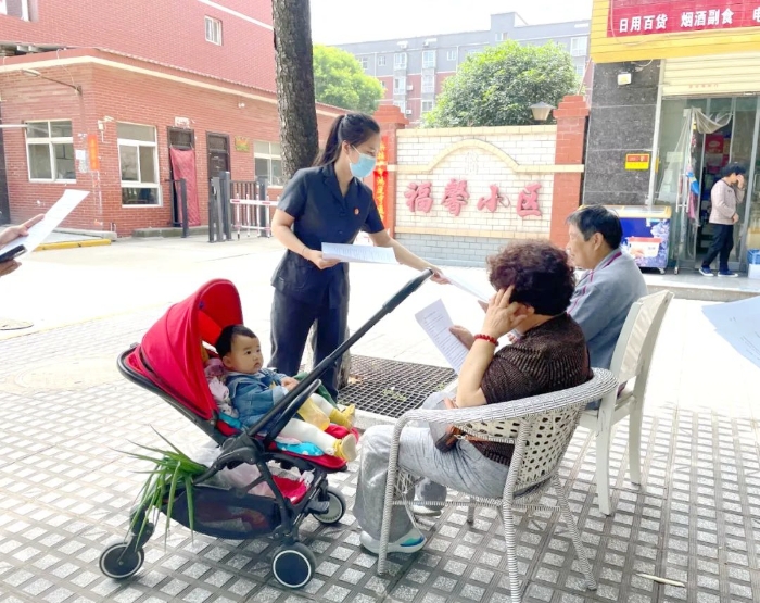 潼關(guān)法院組織干警開展禁毒宣傳活動(dòng)。