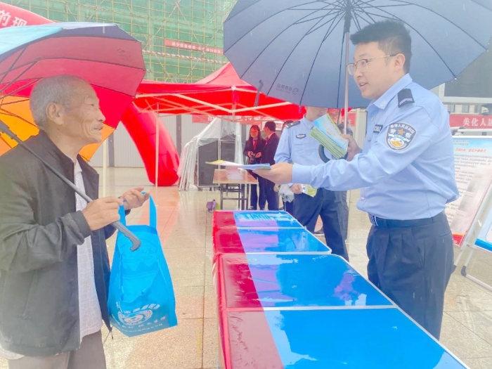 潼關(guān)縣人民檢察院組織干警在祥和廣場開展世界環(huán)境保護(hù)日法治宣傳活動(dòng)。