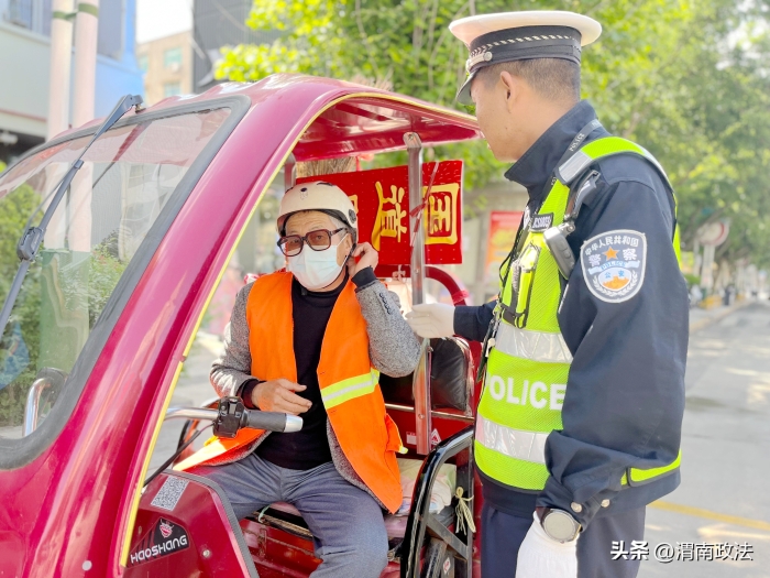 白水交警全力投入高考交通安保攻堅(jiān)戰(zhàn)，為高考保駕護(hù)航。