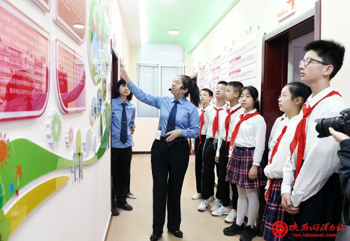 5月31日，臨渭區(qū)人民檢察院舉行“檢愛(ài)同行 共護(hù)花開(kāi)”檢察開(kāi)放日活動(dòng)。記者 許艾學(xué)攝