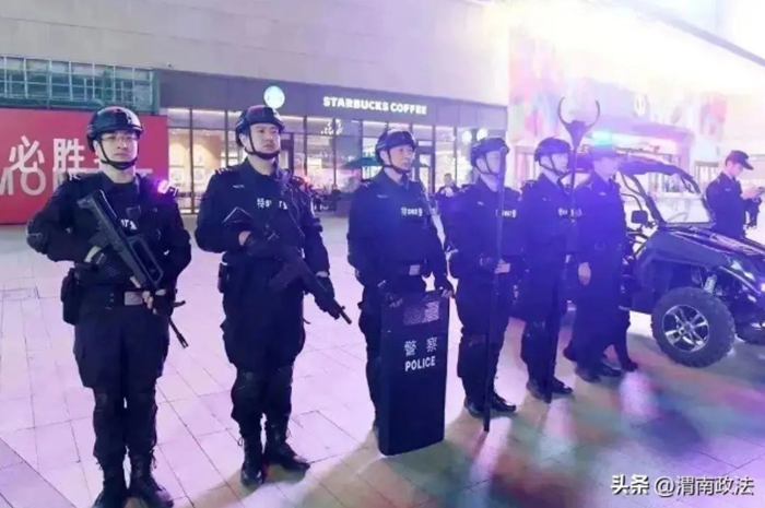 臨渭公安民警在要害部位重點(diǎn)武裝巡邏。