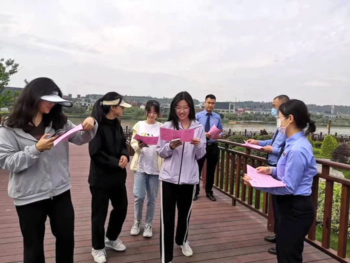 富平縣人民檢察院在石川河國家濕地公園開展了“6·5”世界環(huán)境日主題宣傳活動。