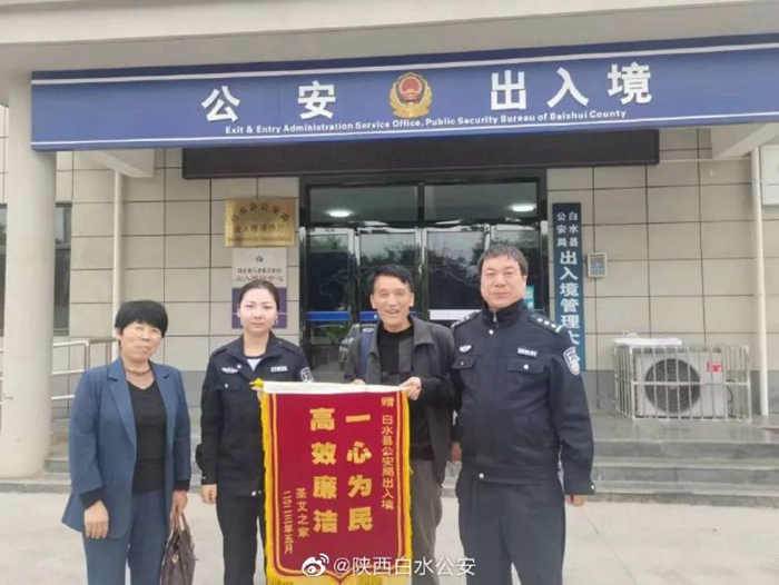 便民服務(wù)暖人心，群眾致謝送錦旗。