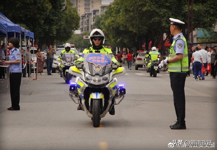 臨渭交警全力以赴護航高考。