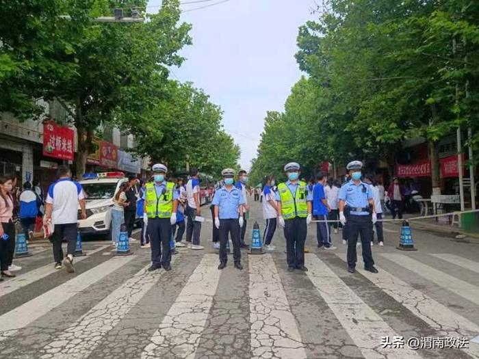 城區中隊全警動員，對潼關中學考點周邊道路環境進行清理。