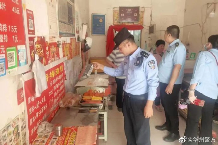 華州公安環食藥偵大隊聯合區市場監管局深入轄區學校周邊餐飲服務點位開展食品安全檢查。