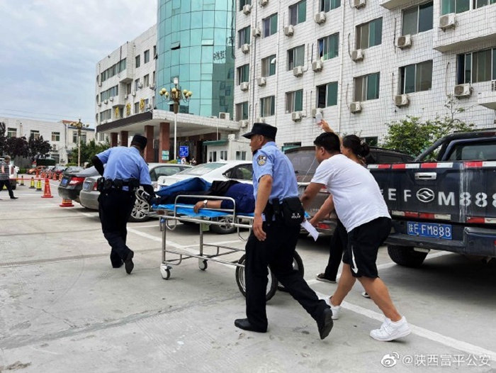 考生家長暈倒場外，巡特警送其及時就醫。