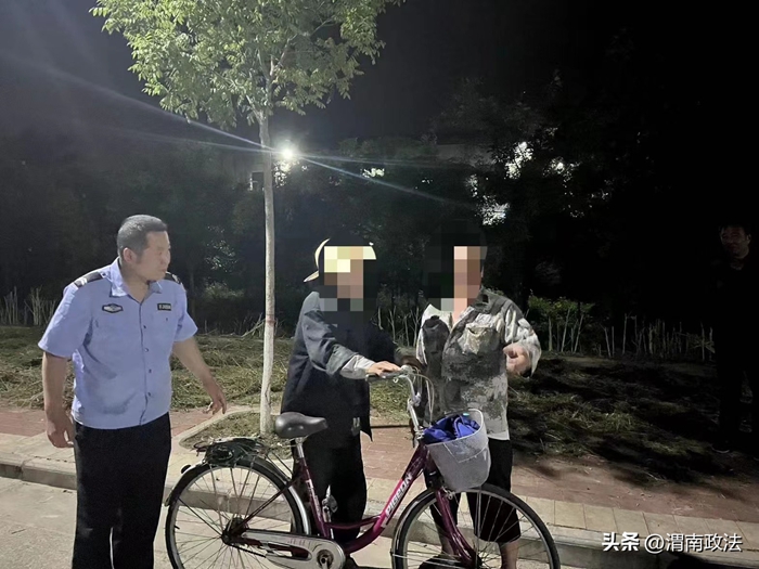 六旬老人外出迷路，民警助其找回家人。