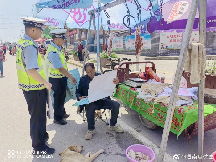 合陽民警開展農(nóng)機(jī)交通安全宣傳。
