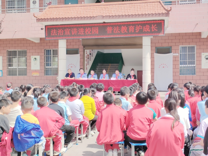 富平張橋派出所聯(lián)合鎮(zhèn)司法所來到轄區(qū)南莊小學(xué)開展法治宣傳。