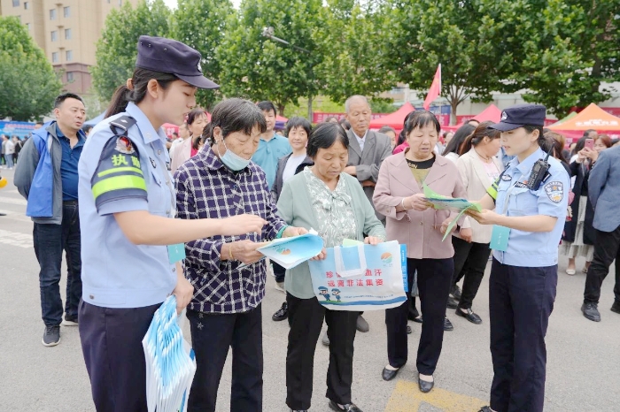 合陽民警向考生家長開展防詐宣傳。