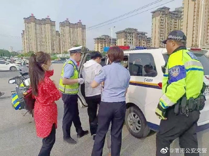 臨渭交警將受傷考生順利送達(dá)考場.
