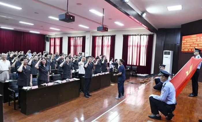 渭南中院全體黨員干警重溫入黨誓詞。