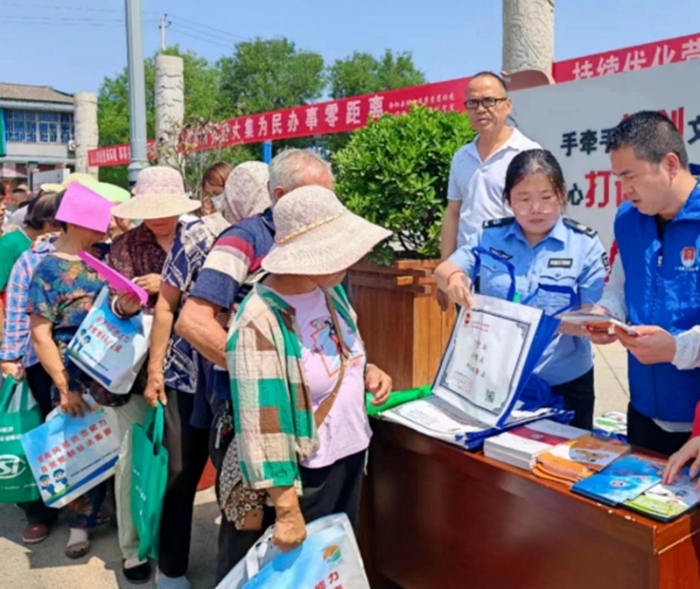 合陽縣司法局法律服務小分隊在坊鎮街道開展法治宣傳活動。