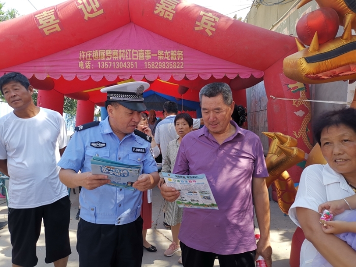 大荔公安交警走進村民婚禮開展交安宣傳活動。