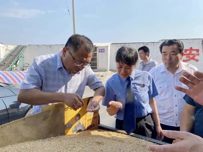 合陽縣人民檢察院對糧食安全執(zhí)法進行專項檢查。