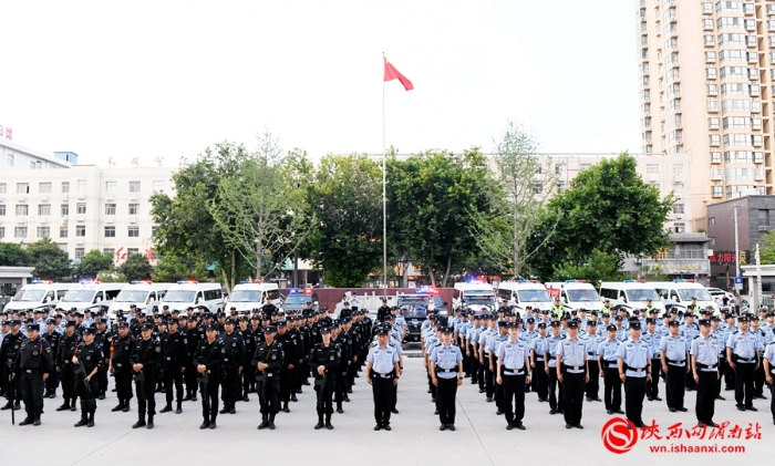 全市公安機關第一次夏夜治安巡查宣防集中統(tǒng)一行動啟動儀式現場。記者 許艾學 攝