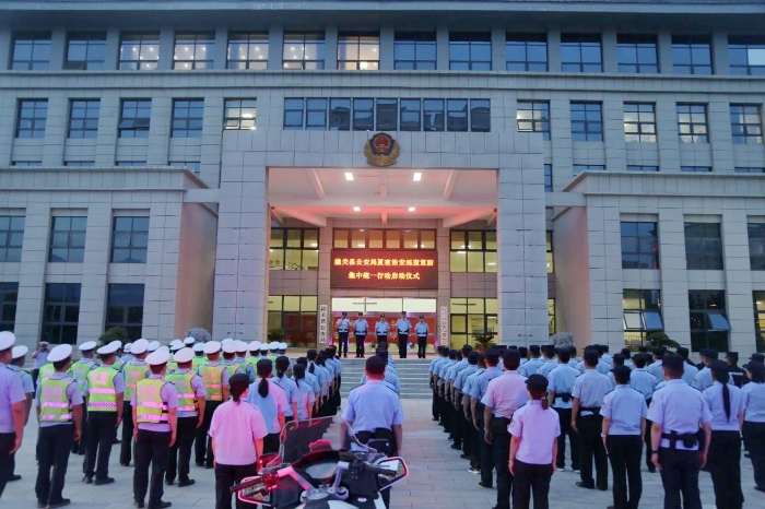 潼關縣公安局全面啟動首次夏夜治安巡查宣防集中統(tǒng)一行動。