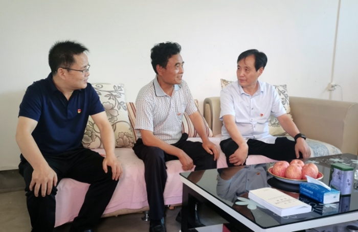 市委政法委常務副書記惠中正到包聯(lián)村開展“七一”慰問。