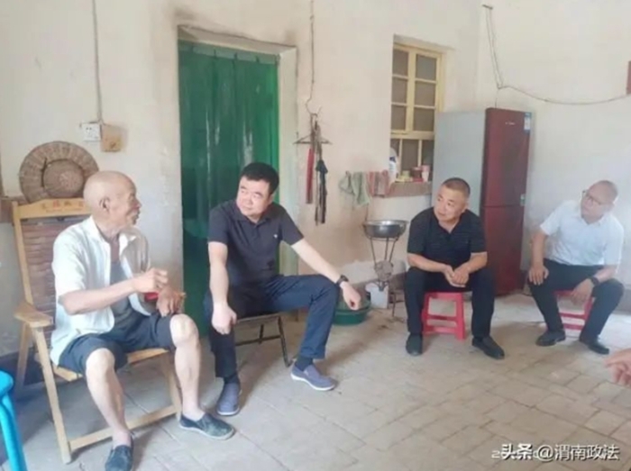 “七一”前夕，富平縣委副書記、政法委書記亢鵬走訪慰問老黨員。