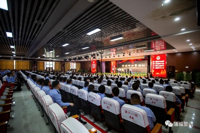 蒲城公安舉行慶“七·一”紅色經(jīng)典誦讀比賽暨警營文藝匯演。