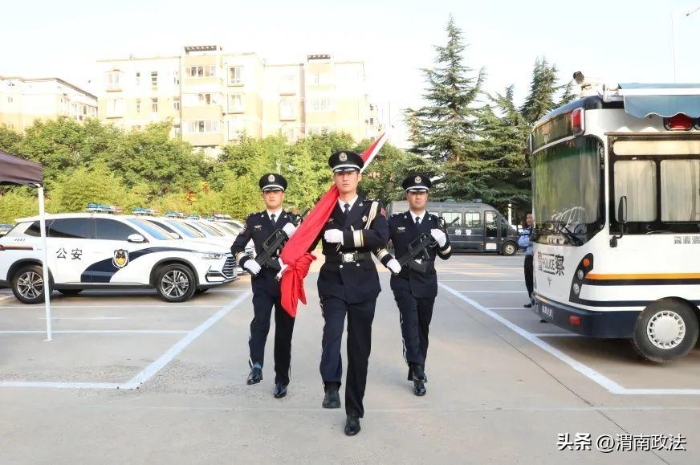 全市公安機關舉行慶祝“七一”升旗宣誓儀式。