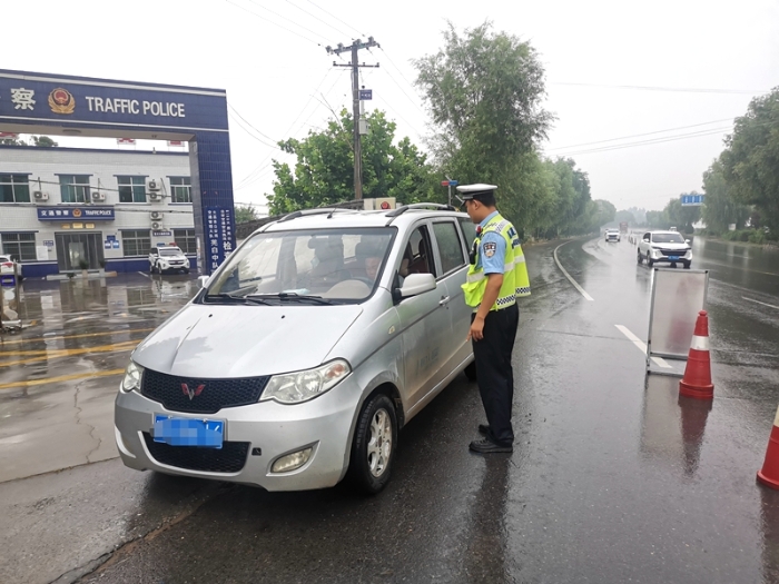 大荔公安交警開啟“雨天守候模式” 全力保暢通。