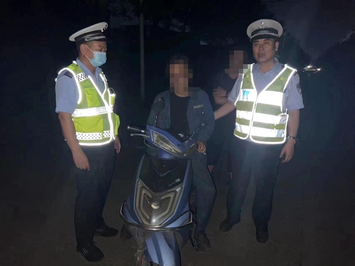 韓城公安交警查處一起酒駕違法行為。