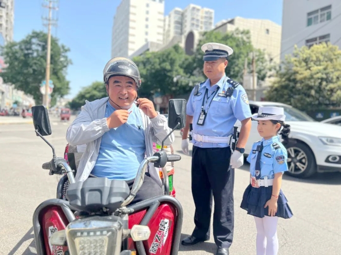 白水交警攜手萌娃變身“小交警”，沉浸式體驗交警工作。