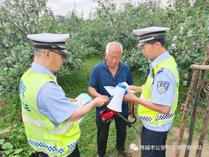 韓城交警深入農村田間地頭，開展花椒采摘季的交通安全宣傳工作。